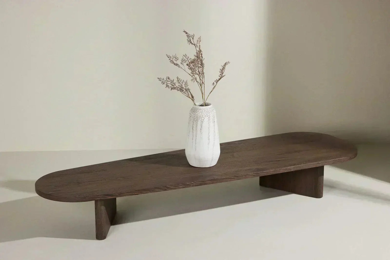 Table basse Loome Grönvik  en bois massif FSC, design organique et lignes arrondies inspirées du slow design 