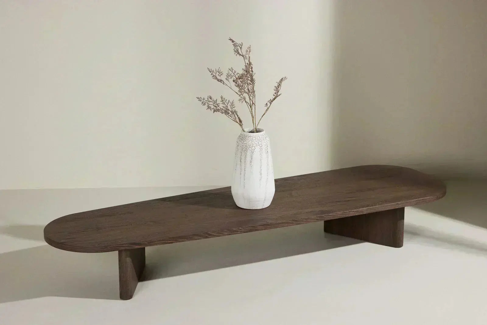 Table basse Loome Grönvik  en bois massif FSC, design organique et lignes arrondies inspirées du slow design 
