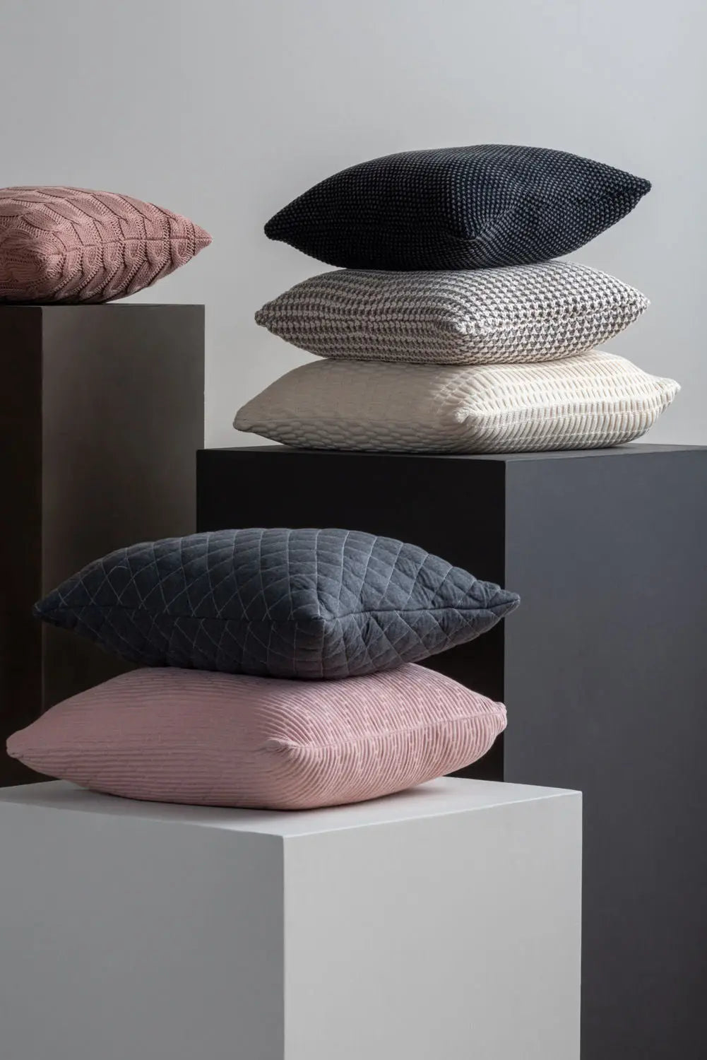 Cushion Zigzag knitted cotton soft pink